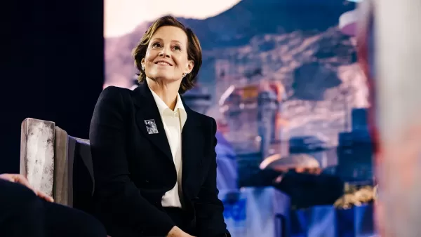 Sigourney Weaver op Grogu's charme bij Star Wars Celebration